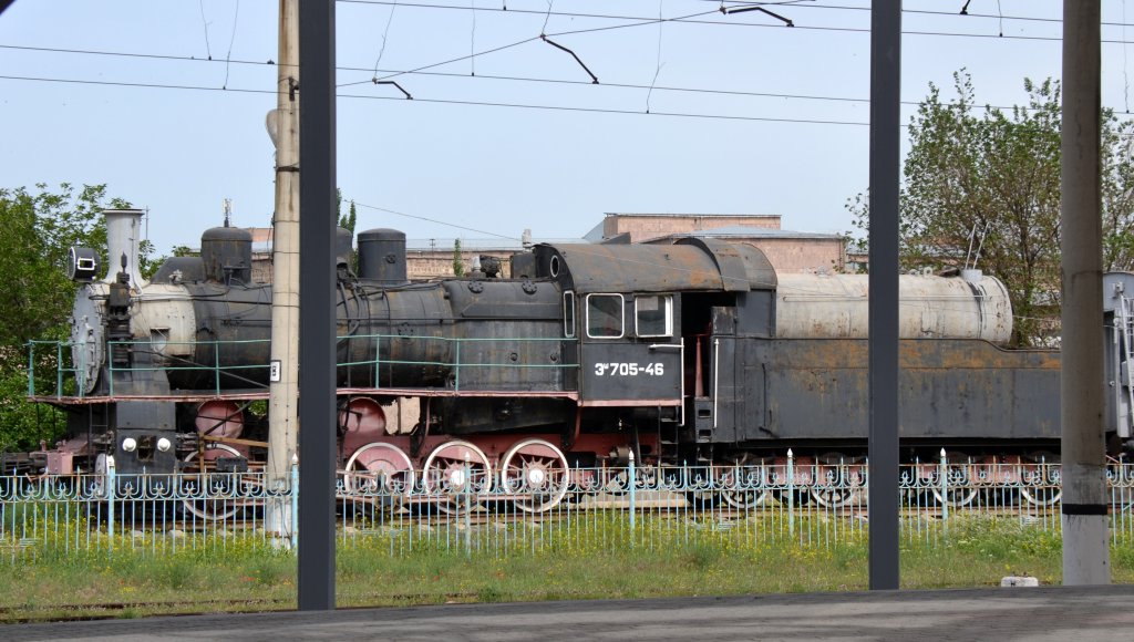 Einzig diese Lok lt einstigen Verkehr vermuten.
Es ist zugegebenermaen ein schlechtes Bild, gibt aber doch die triste Situation der ex armenischen jetzt Sdkaukasischen Bahn wieder.
Aufgenommen am 31.5.2013 am Bahnhof Yerewan