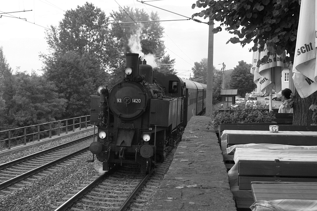 Eisenbahn hautnah bei einem gemtlichem Aufenthalt im Gastgarten: NLB 93.1420 fhrt am 15.Juni 2013 mit dem SR 17178 von Heiligenstadt nach Tulln beim Gasthof Brauner Br in Greifenstein vorbei.