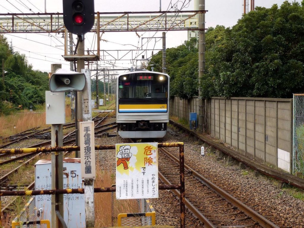  Eisenbahn-photographieren ist gef�hrlich!  besagt dieses Schild. Asano (Kawasaki), 24.Oktober 2011. TSURUMI-LINIE