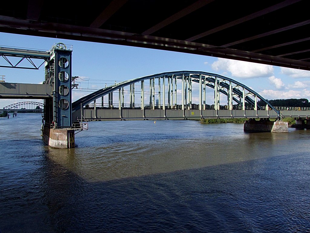 Eisenbahnbr�cke bei ZWOLLE(erbaut1830;Neubau1930)verbindet die Bahnstrecke Utrecht–Kampen, Ansicht unter der soeben neuen und h�her errichteten Br�cke; 100905