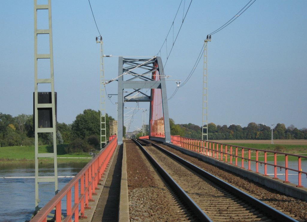 Eisenbahnbr�cke Torgau - Hier ist nochmal die Steigung der Br�cke �ber die Elbe gut zu erkennen. 01.10.2010
(c) Vico Schulze