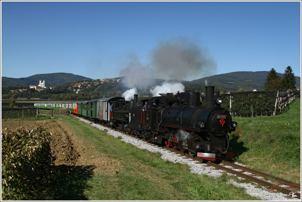 Eisenbahnfest im Feistritztal – 100 Jahre Feistritztalbahn 1911-2011.
Aus diesem Anlass fuhr heute diese wunderbare Doppeltraktion, mit den beiden Dampfloks 83-180 und ZB 2 (Zillertalbahn) von Weiz nach Birkfeld. 
Weiz 15.10.2011