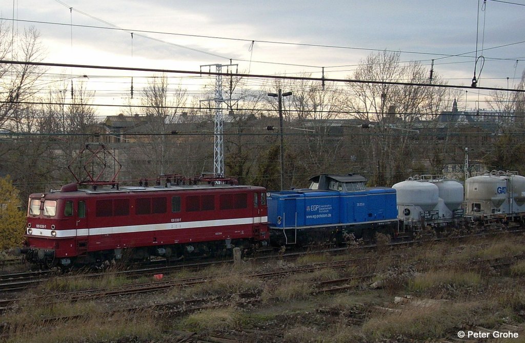 Eisenbahngesellschaft Potsdam mbH EGP 109 030-7 ex DR 211 030-2 ( LEW 1963, Fabr.-Nr. 9941 ) + EGP 212 272-9 ex DB V 100 2272 ( MaK 1965, Fabr.-Nr. 1000319 ) vor Gterzug, fotografiert in Halle Saale am 18.11.2008