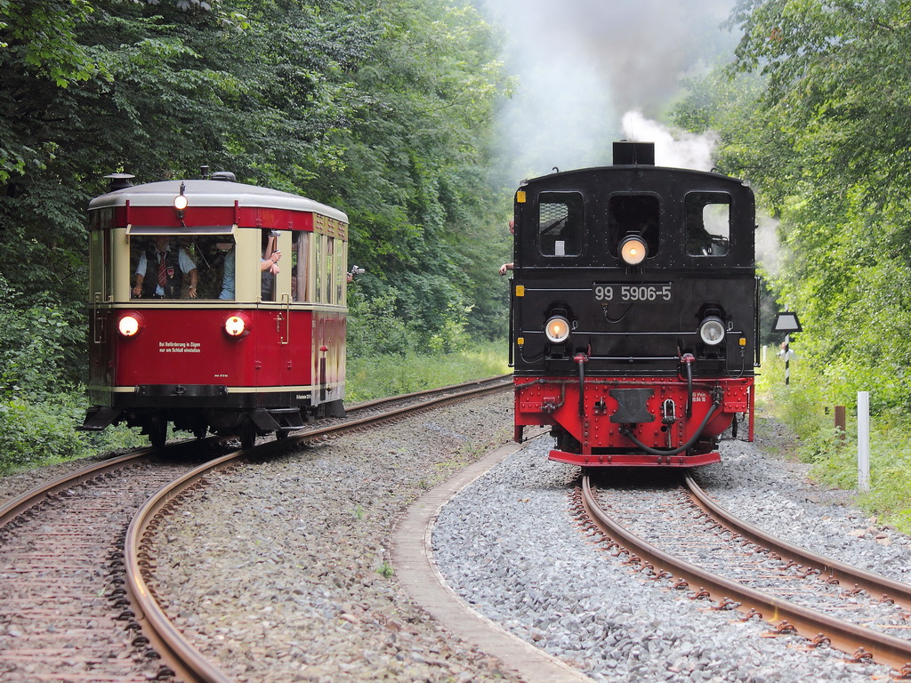 Eisfelder Talmhle, Ausfahrt 99 5906-5 mit dem Sonderzug 89102 nach Wernigerode und dem Triebwagen 187 001-3 (GHE T1) am 13. Juli 2013.