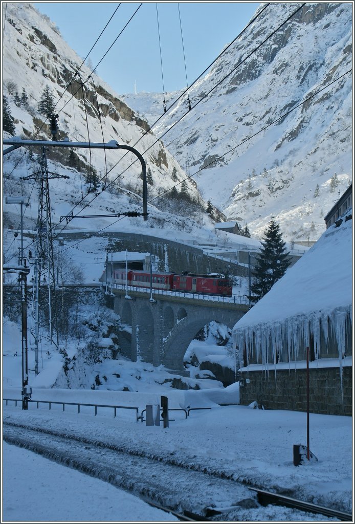 Eisig kalt war es in Gschenen und der Schllenenschlucht, als der MGB Regionalzug Richtung Andermatt fuhr.
12.12.12