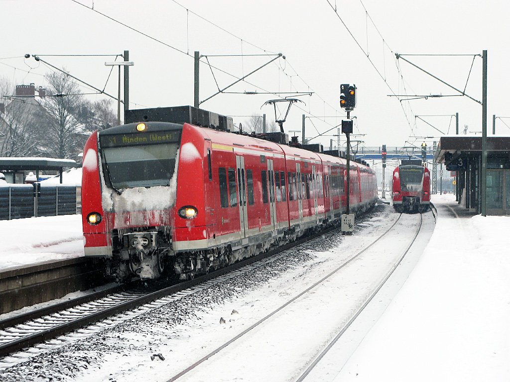 Eiskalte Begegnung: S1 nach Minden (links) und S2 nach Haste (rechts) am Nachmittag des 7. Januar 2010 in Seelze.