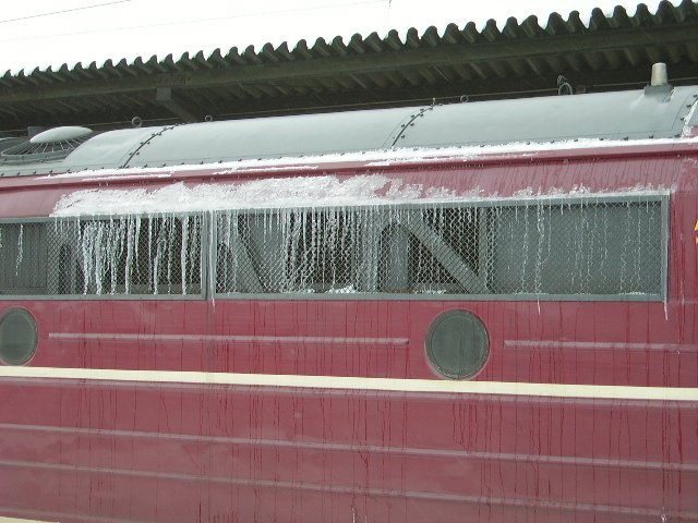 Eiszapfen an der dnischen Nohab in Karlsruhe.