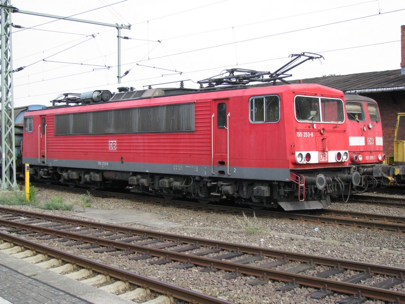 El-Lok BR 155 253-8 und 151 095-7 vor einem Gterzug im Bahnhof Ludwigslust, 15.08.2009