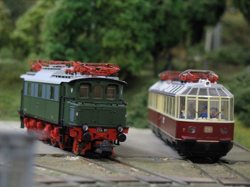 El-Lok E 04 01  DR  und Elektrotreibwagen ET 91 01  DB  auf der Modellbahn-Anlage des MEC Rostock, 27.12.2009