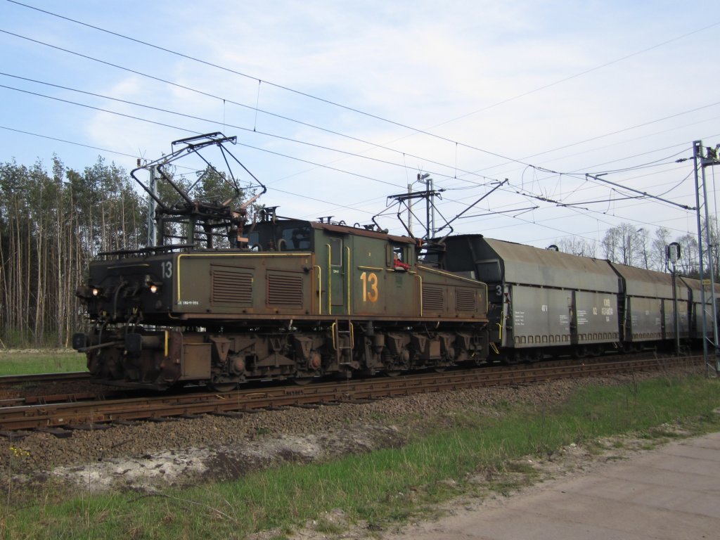 EL2-13 von der KWB ADAMW S.A. bei Ausfahrt mit beladenen Wagen aus Ladungsplatz.