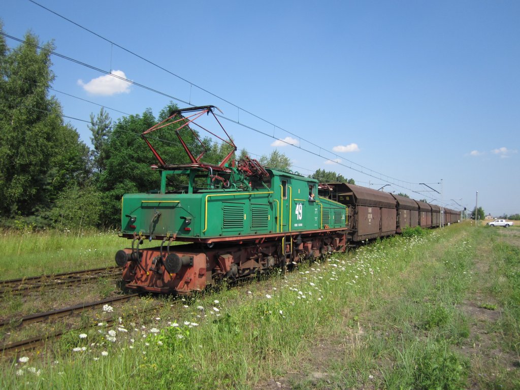 EL2-49 von der KWB KONIN schiebt leeren Wagen nach Ladungsplatz in Kleczew.