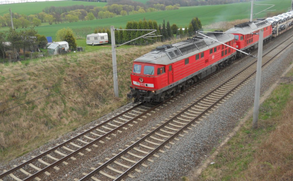 Elbtalumleiter: 232 668+232 529 standen mit ihrem langen Autozug ca.30 min. auf freier Strecke weil in Zwickau alles voll war.Hier gerade wieder beim losfahren am Bogendreieck Werdau. 21.04.2012