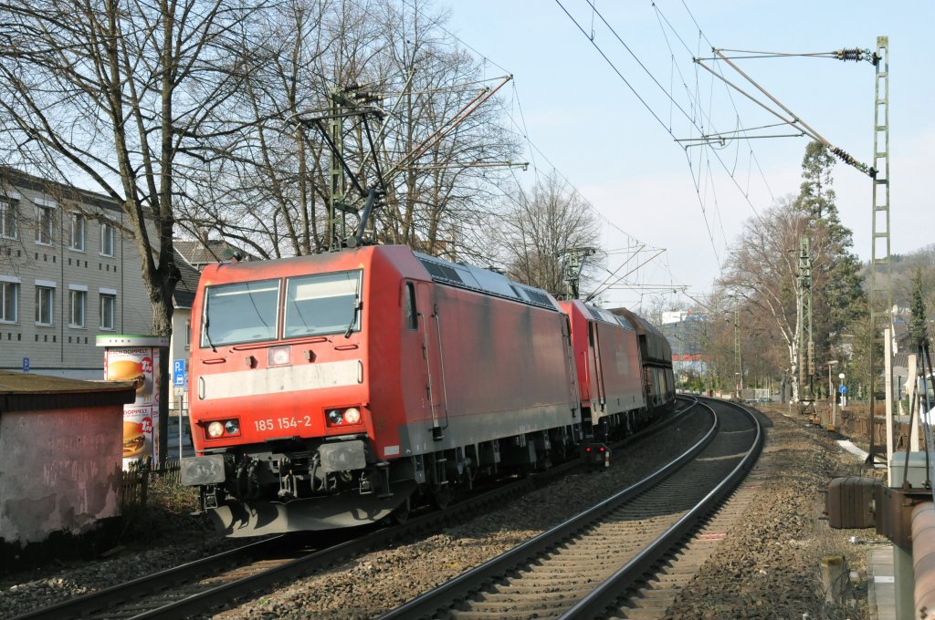 Elegant legen sich 185 154-2 und 185 215-1 mit ihrem G�terzug in die Kurve bei der Durchfahrt in K�nigwinter auf dem Weg in Richtung S�den. Aufgenommen am 12/03/2011.