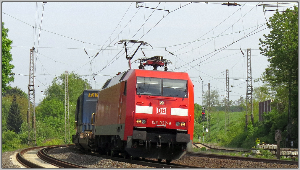 Elegant legt sich die 152 027-9 in den langen Gleisbogen am Bahnhof in Eschweiler(Rhl).Mit einen LKW Walter Zug am Haken gehts nach Aachen West.
Bildlich festgehalten Pfingsten 2013.