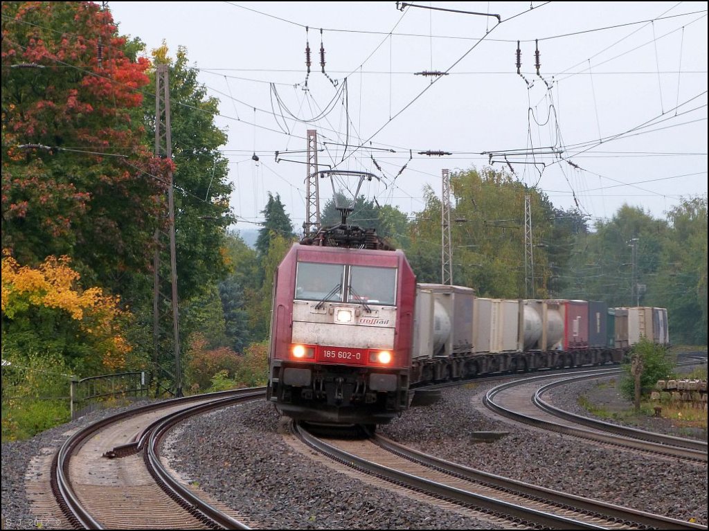 Elegant legt sich die  Crossrail 185 602-0 mit ihrer Gterfracht am Haken in den
langen Gleisbogen am Eschweiler Bahnof (Kr.Aachen),im Oktober 2012.