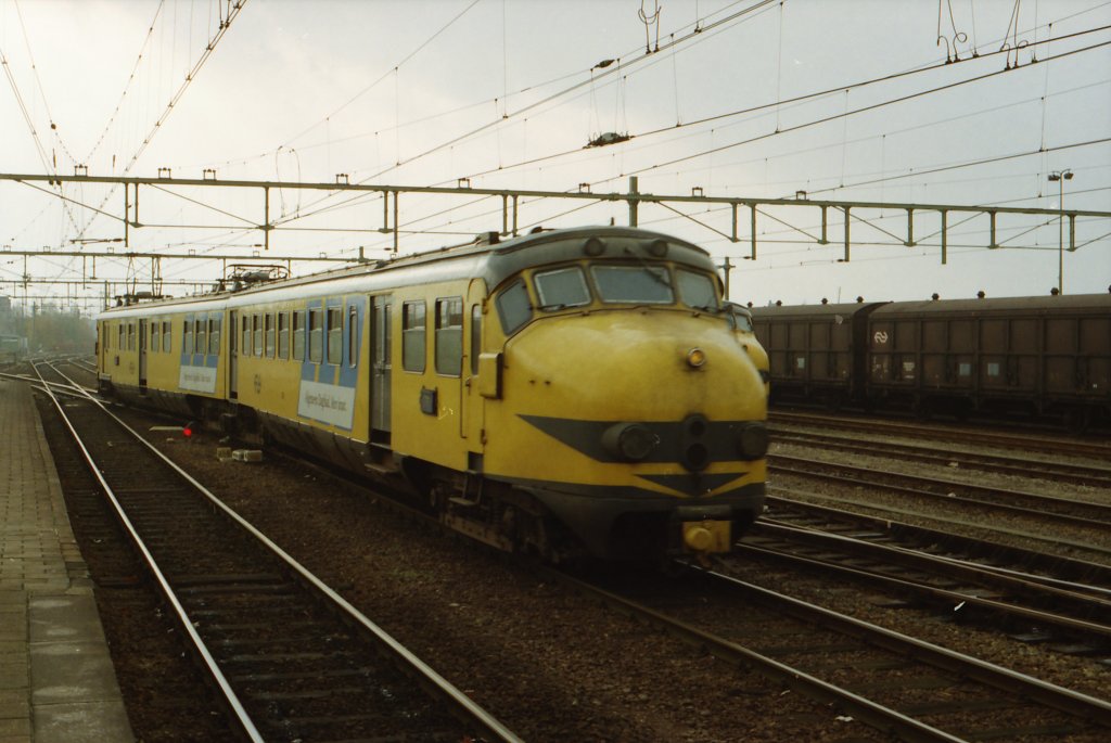 Elek-triebzug Mat 54 (NS Hondenkop) als RB-zug Nijmegen - Den Bosch, Bf Nijmegen, neunziger Jahre.