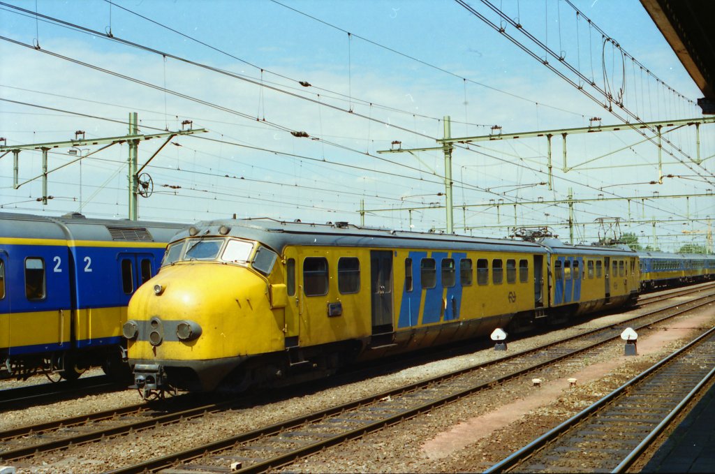 Elek-triebzug mat 54 (NS Hondenkop) (Nijmegen-Den Bosch) in Bf Nijmegen, neunziger Jahre