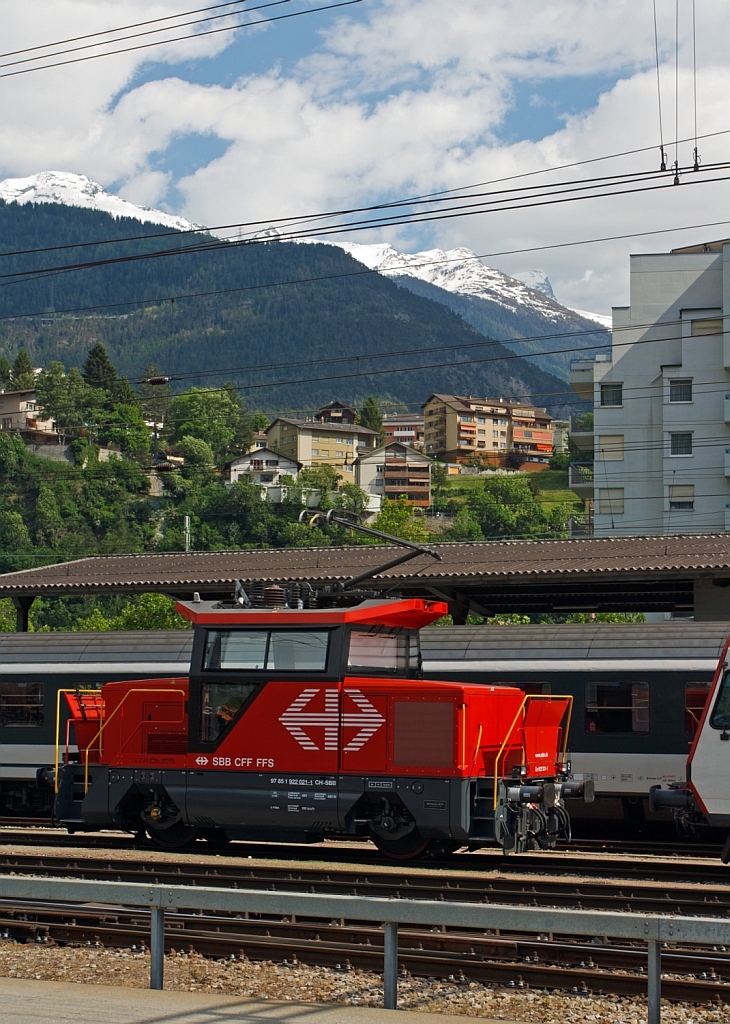 Elektrische Zweifrequenz-Rangierlok (Ee 2/2) Ee 922 021-1 der SBB rangiert am 27.05.2012  im Bahnhof von Brig. Die Lok wurde 2010  bei Stadler gebaut.