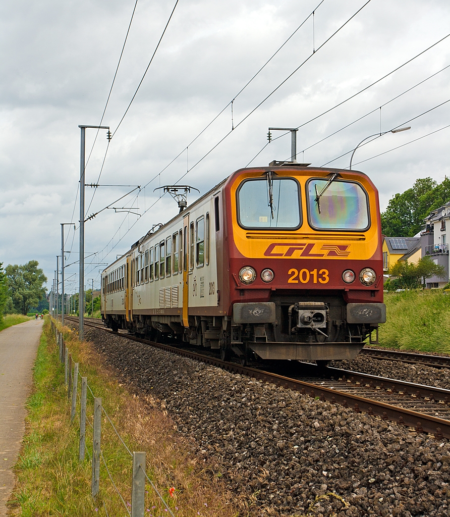 Elektrischer doppel Triebwagen der CFL Serie 2000, auch Typ Z2 genannt, hier kommt am 15.06.2013 der Triebzug 2013 aus Richtung Mersch und erreicht gleich Lintgen.

Allgemeine Angaben:
Anzahl der Fahrzeuge : 22 
Baujahre : 1990 – 1992
Jedes Fahrzeug besteht aus: einem elektr. Triebfahrzeug und einem Steuerwagen

Die Hersteller:
- mechanischer Teil : De Dietrich, Reichshoffen (Elsass)
- elektrischer Teil : Alsthom, Paris 
- Triebdrehgestell und Laufdrehgestell: ANF - Industrie, Crespin
- Brems-, Pneumatische-Ausrüstung: Wabco-Westinghouse
- Haupttransformator: Jeumont - Schneider
- Antriebsmotoren: Alsthom

Technische Daten:
Gesamt Fahrzeuglänge: 50.200 mm 
Breite: 2.848 mm 
Höhe (abgesenkter Stromabnehmer): 4.300 mm
Eigengewicht: 108,12 t (Triebwagen 58,75 t / Steuerwagen 49,37t
Anzahl der Sitzplätze: 172 davon 6 Klappsitze (1. Klasse 24)
Höchstgeschwindigkeit: 160 km/h
Dauerleistung: 1.200 kW
Nennleistung: 1.275 kW
Speisespannung 25000 V monophasé 50 Hz
Minimaler befahrbarer Gleisbogen: 95 m (bei Schrittgeschwindigkeit)
Bremsgewicht:145 t

Quelle der Daten: CFL
