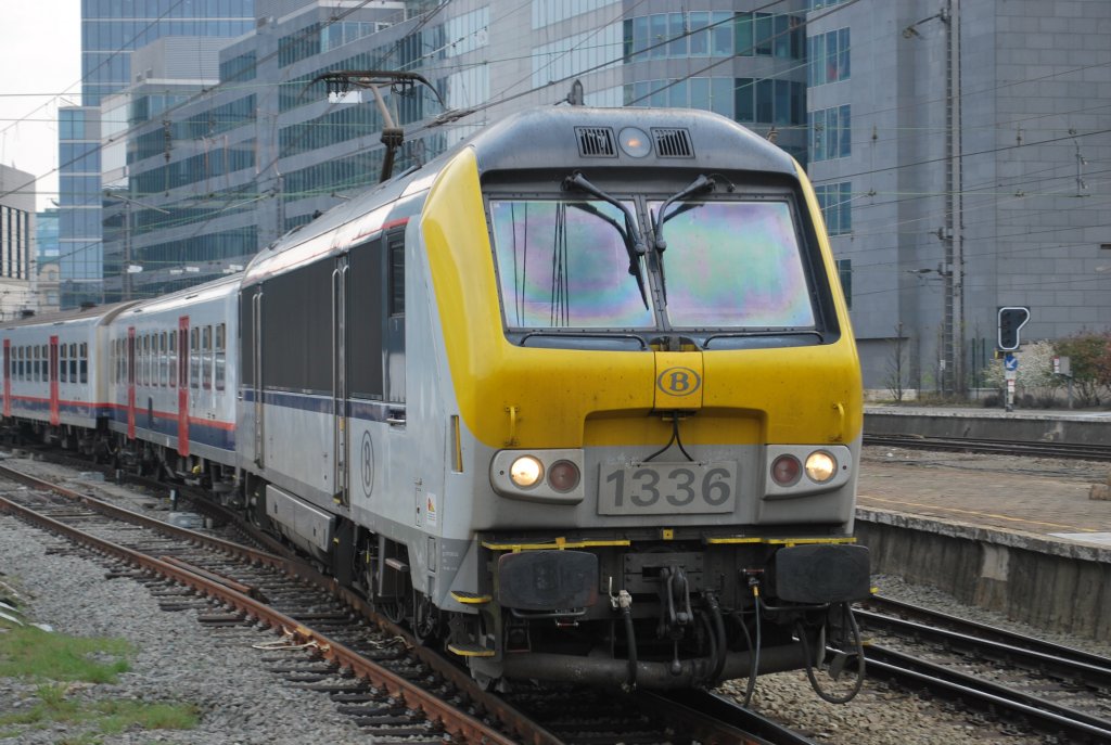 Elektrolok 1336 und M4-Wagen in Br�ssel Nordbf, 14. April 2010.