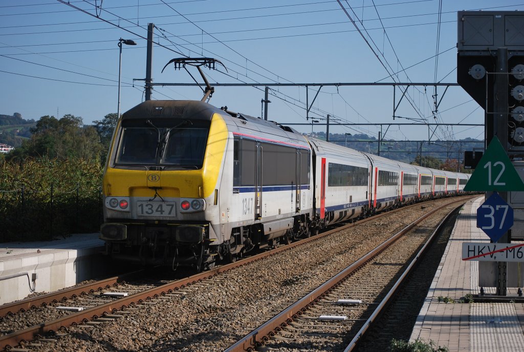 Elektrolok 1347 schiebt den IC-Zug Oostende-Eupen durch den Bhf Angleur (09.10.2010)