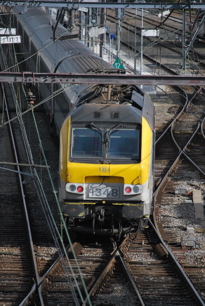 Elektrolok 1348 schiebt den IC-Zug Oostende-Eupen �ber die Weiche im Bhf Welkenraedt (24.10.2010)