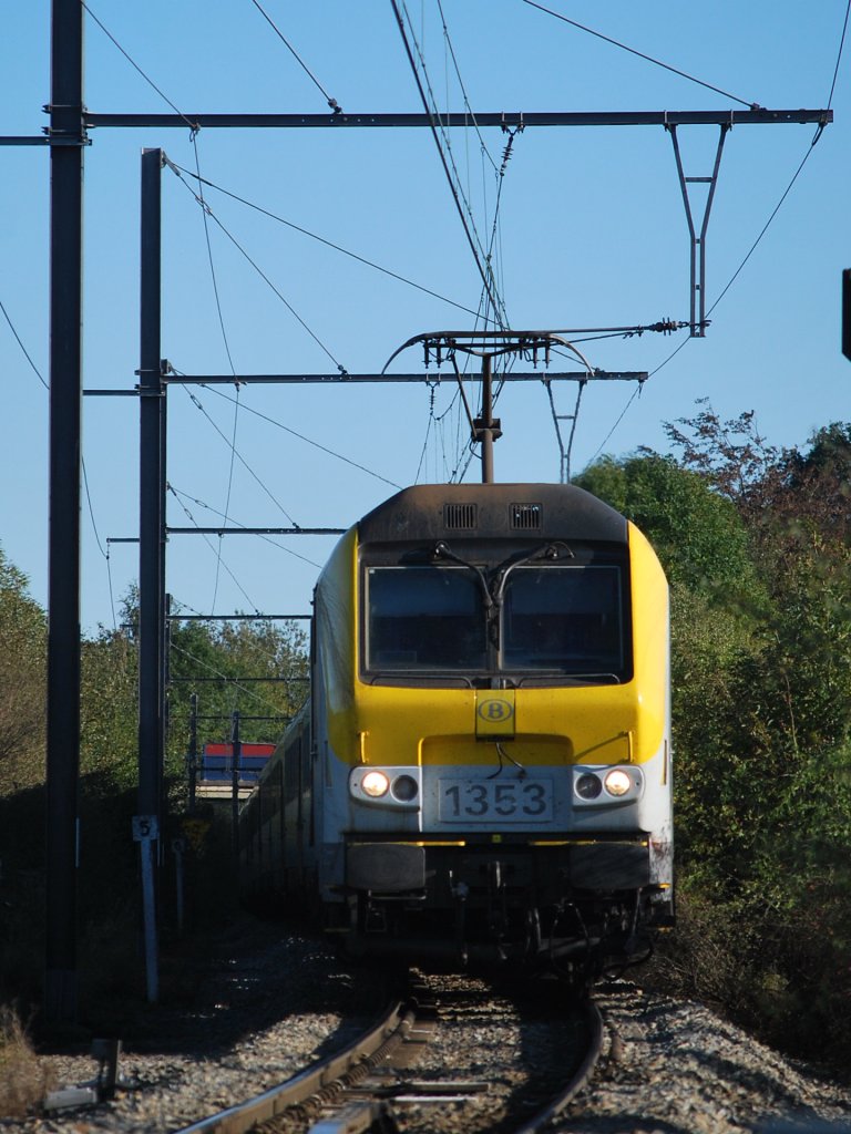 Elektrolok 1353 am B Gemehret (IC-A-Zug Eupen-Oostende) am 15.10.2011.