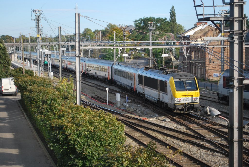 Elektrolok 1360 schiebt den IC-Zug Oostende-Eupen bei der Ankunft in Welkenraedt (3. Oktober 2010)