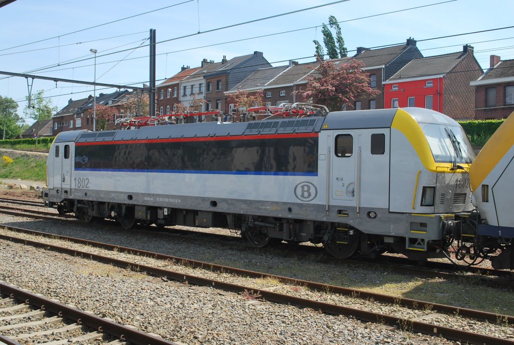 Elektrolok 1802 wartet im Bhf Welkenraedt auf weitere Testfahrten (7. Mai 2011).