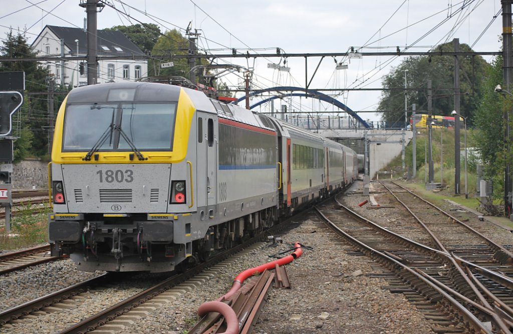 Elektrolok 1803 (EuroSprinter) schiebt den IC-Zug nach Eupen unter die Herbesthaler Brcke (Rue Mitoyenne/Neutralstrae)(22.09.11).