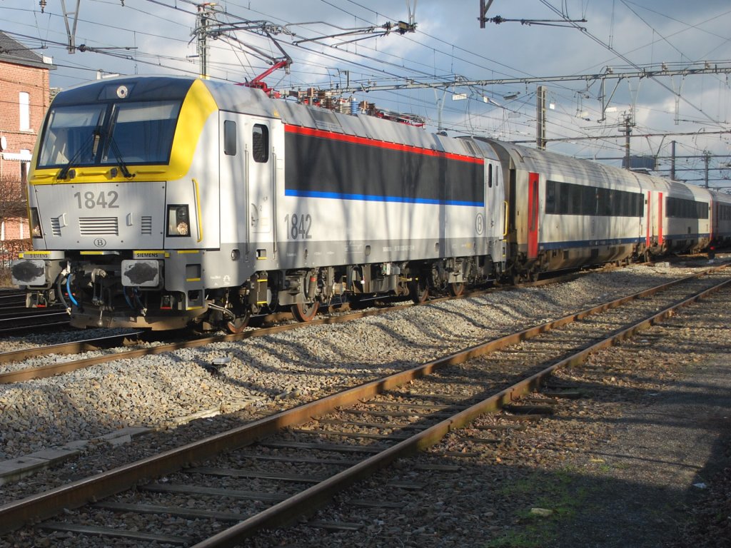 Elektrolok 1842 zieht den IC-A in Richtung Oostende. Bhf Welkenraedt, 13. Januar 2012.
