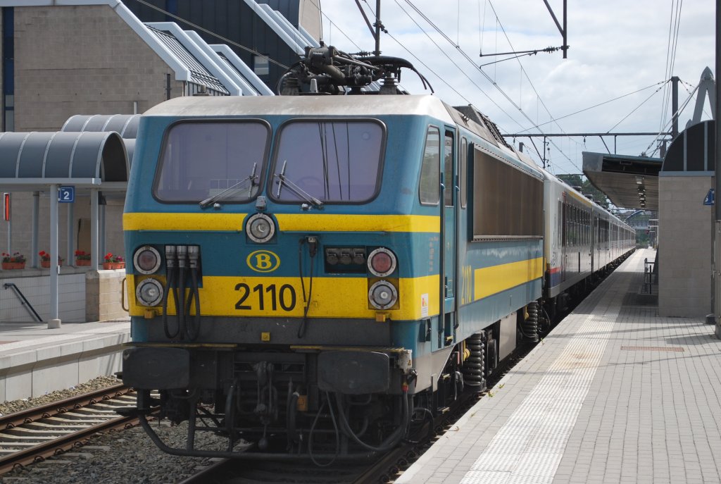 Elektrolok 2110 und M4-Wagen warten im Bhf Welkenraedt auf Einsatz (21. Juni 2010)