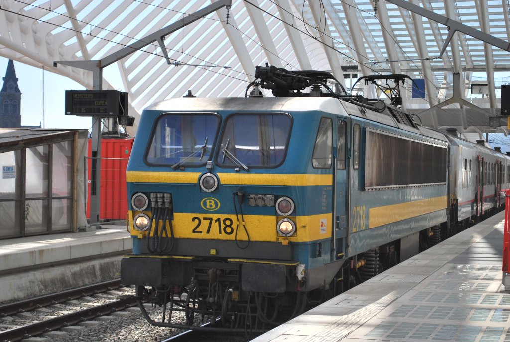 Elektrolok 2718 am Kopf eines IR-Zuges nach Qui�vrain im Bhf Li�ge-Guillemins, Juli 2008.