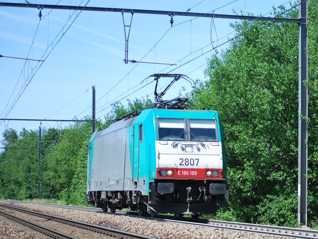 Elektrolok 2807 fhrt bei Warsage in Richtung Montzen (2. Juni 2011).