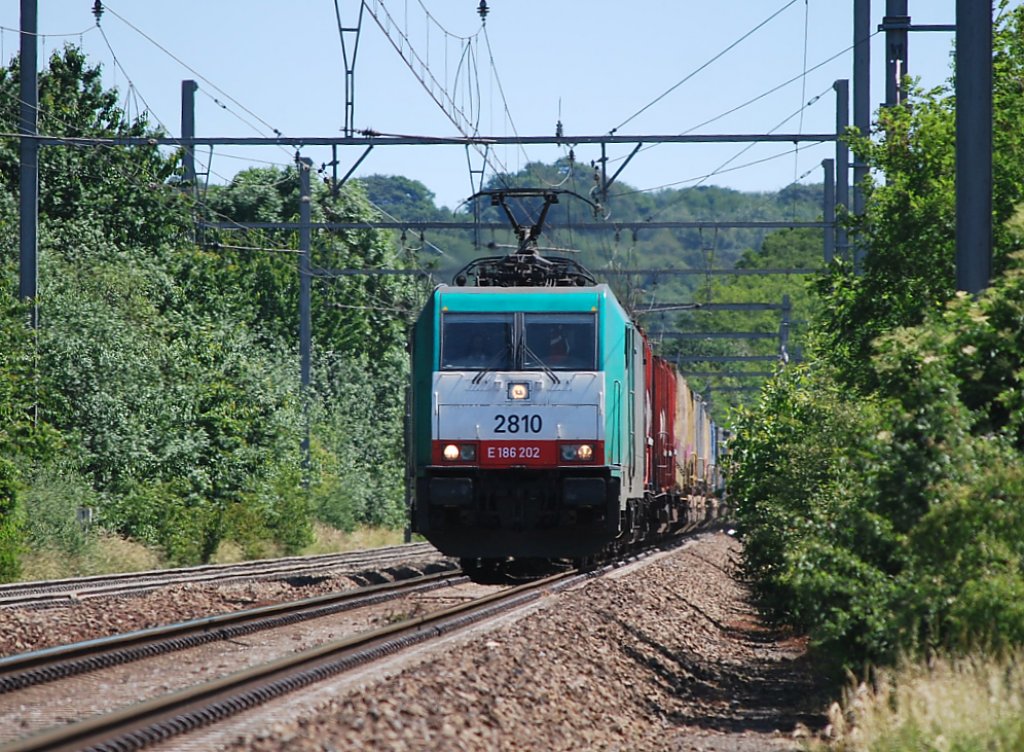 Elektrolok 2810 zieht einen Containerzug bei Warsage in Richtung Vis�. 2. Juni 2011