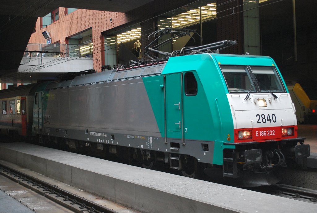 Elektrolok 2840 schleppt den Benelux-Zug (Brssel-Amsterdam), hier im untersten Niveau des Antwerpener Bahnhofes (19. August 2010)