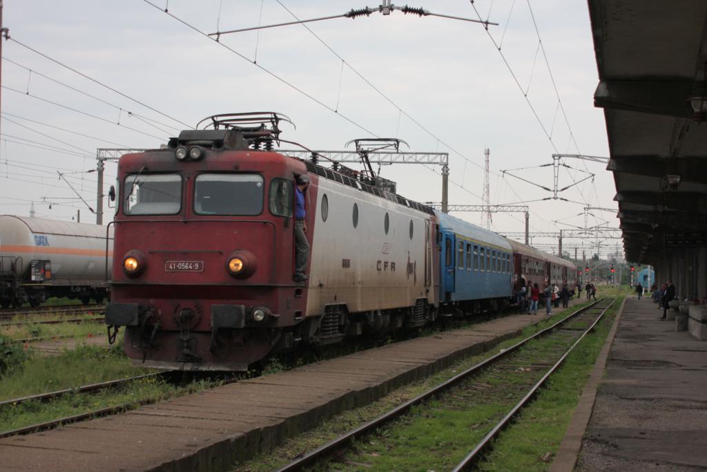 Elektrolok 41-9564-9 ist 10.5.2010 mit einem Schnellzug in Timisoara Nord eingefahren und wird diesen demnchst weiter nach Arad befrdern.