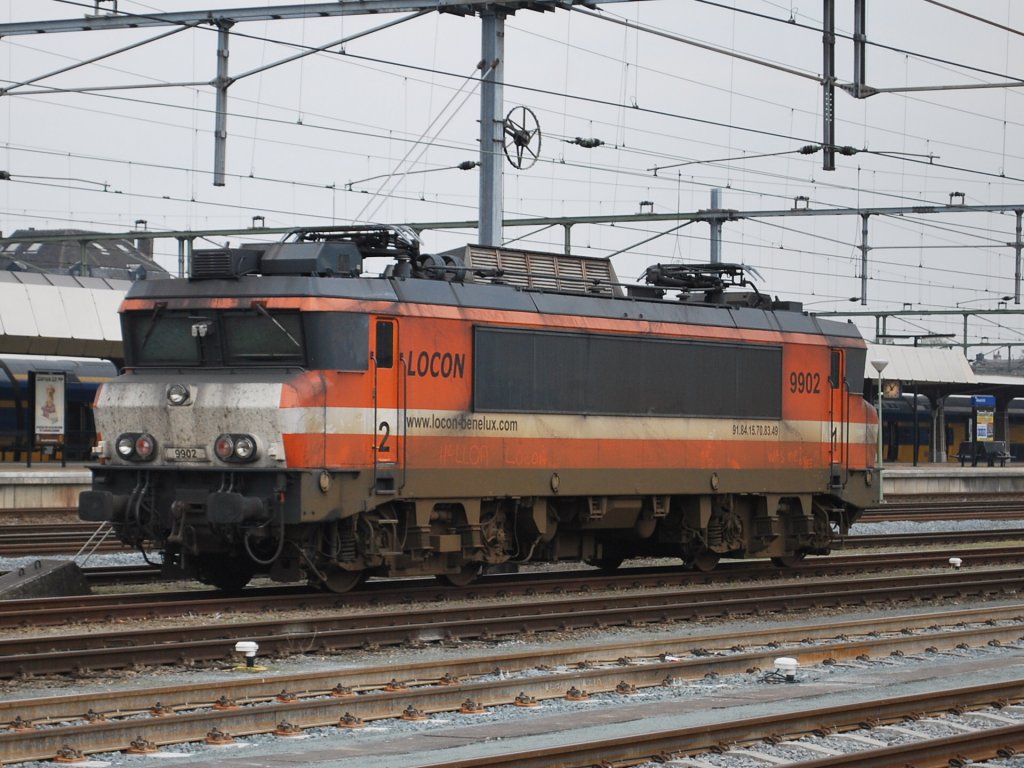 Elektrolok 9902 von Locon-Benelux im Bhf Maastricht abgestellt (16. April 2013).