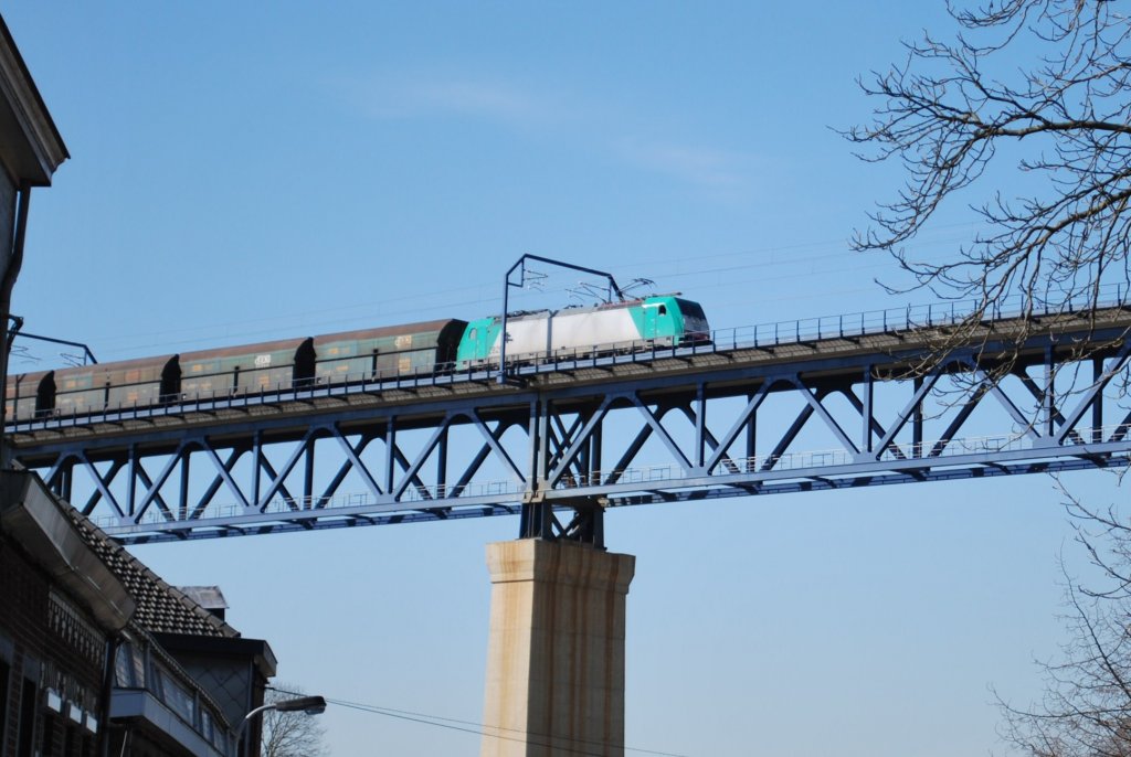 Elektrolok der Baureihe 28 schleppt einen Kohlenzug �ber die Moresneter Br�cke in Richtung Aachen West (20.03.2009)