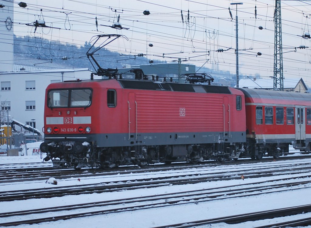 Elektrolok der BR 143 manvriert mit Regio-Wagen in Wrzburg Hbf (28. Dezember 2010).