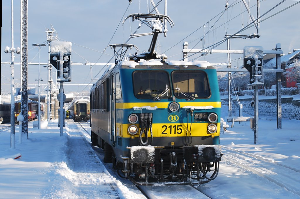 Elektrolok Nr. 2115 manvriert im Bhf Welkenraedt und wird an einen Zug von M4-Wagen angeschlossen. 20. Dezember 2010.