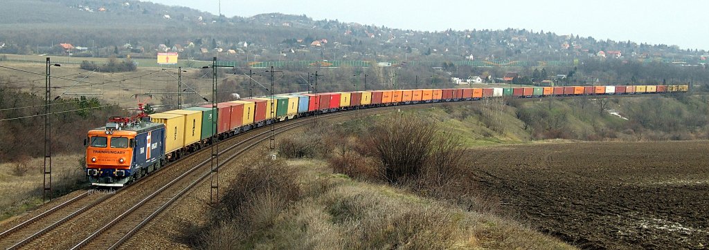 Elektrolok Nr91 53 0 400 173-7 der Train Hungary-Privatbahn mit einem Containerzug bei Biatorbgy