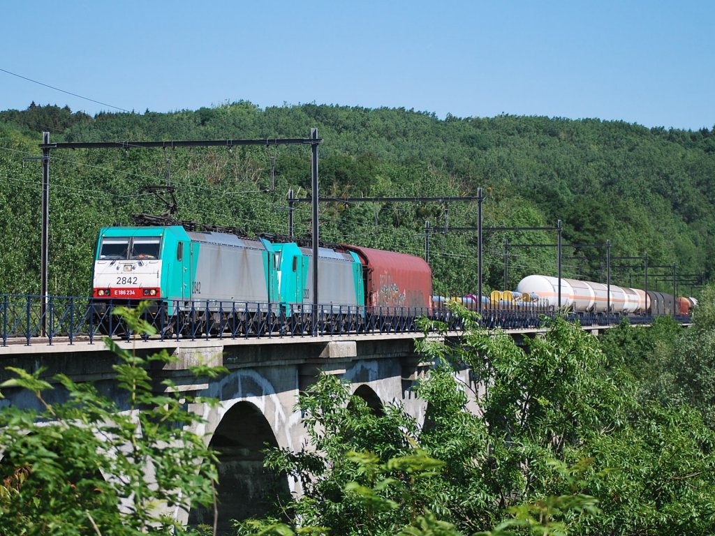 Elektroloks 2842 und 2820 ziehen einen Kesselwagenzug ber die Remersdaeler Brcke in Richtung Vis (2. Juni 2011).