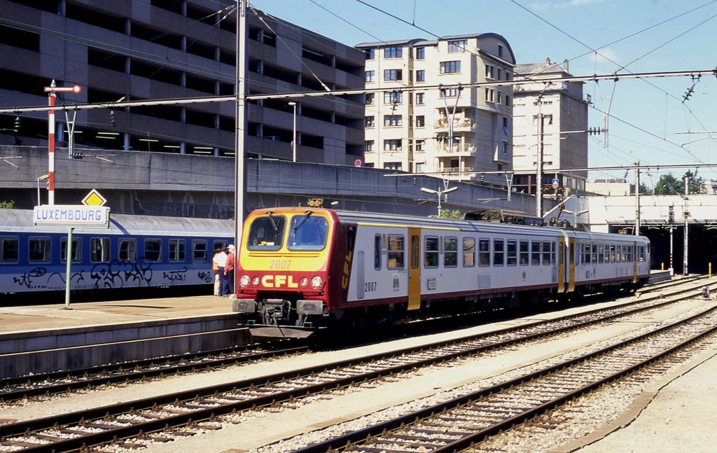 Elektrotriebwagen 2007 der CFL steht am 7.9.1996 im Hauptbahnhof
Luxembourg.