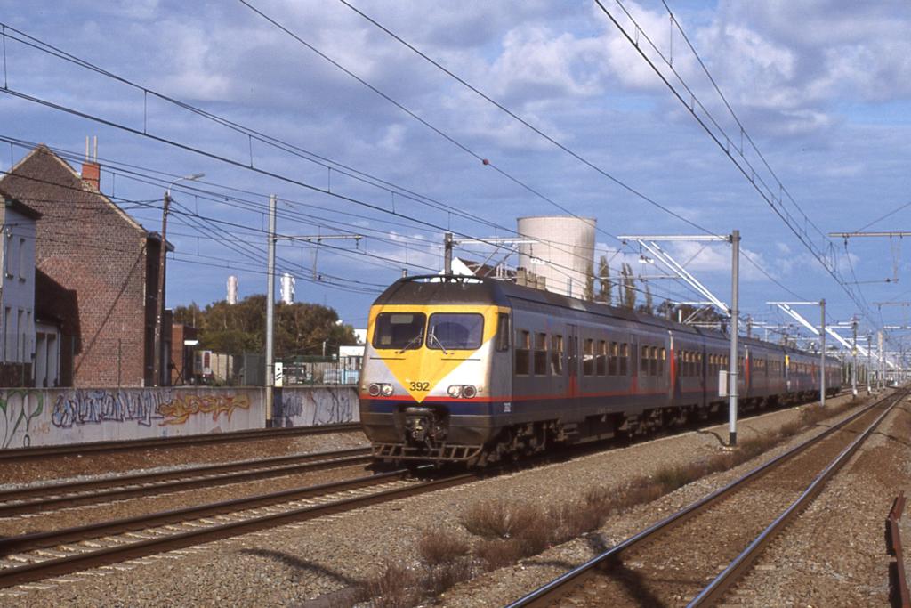 Elektrotriebwagen 392 der SNCB bie Ruisbrock Richtung Charleroi
am 1.11.1999 um 13.08 Uhr.