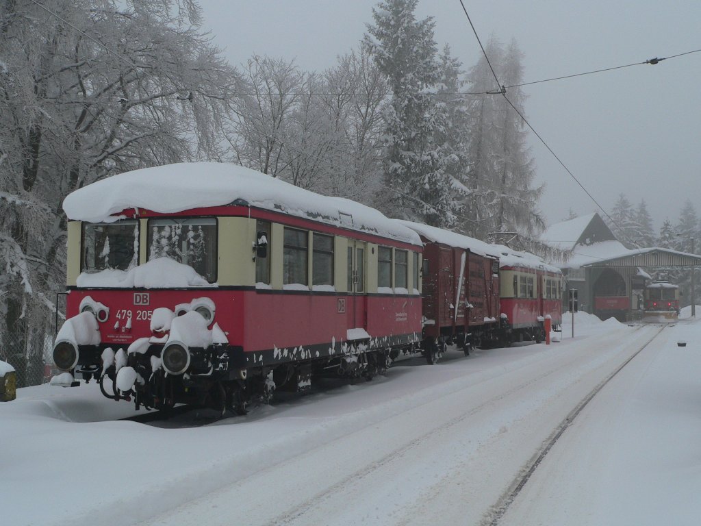 Elektrotriebwagen 479 205 der Oberweibacher Bergbahn ist abgestellt in Lichtenhain. 24.2.2013
