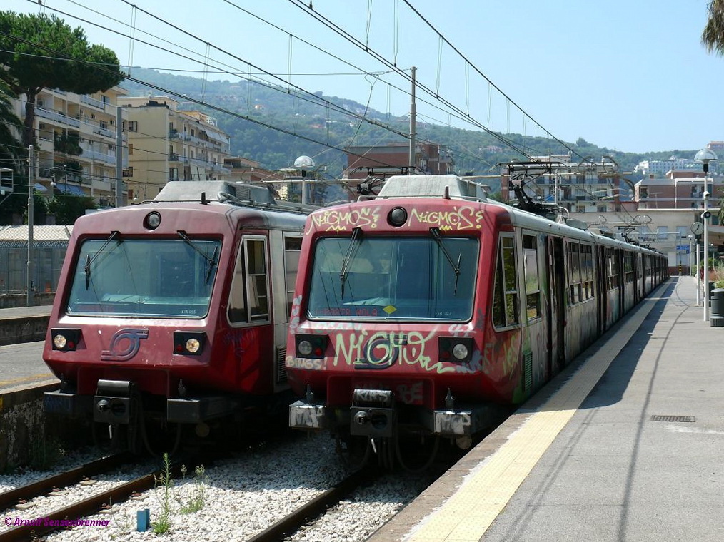 Elektrotriebwagen der Circumvesuviana (CV) im Kopfbahnhof Sorrent. Die Elektrotriebwagen der Reihe FE220 entstanden in den 1970ern.
Links ist ETR056 zu sehen und rechts stehen ETR042+ETR041+ETR051.

2010-08-26 Sorrento 

