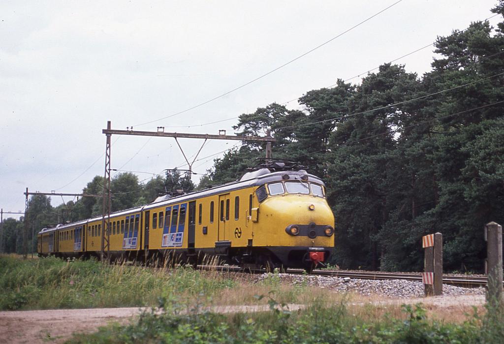 Elektrotriebzug 728 der NS ist am 12.7.1989 als Intercity bei Goersele
nach Zupthen um 17.21 Uhr unterwegs.