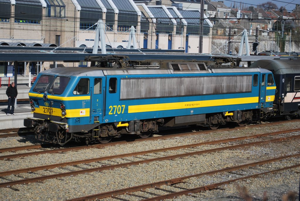 Eletrolok 2707 ist im Bhf Welkenraedt mit Liegewagen abgestellt (06.03.2011)