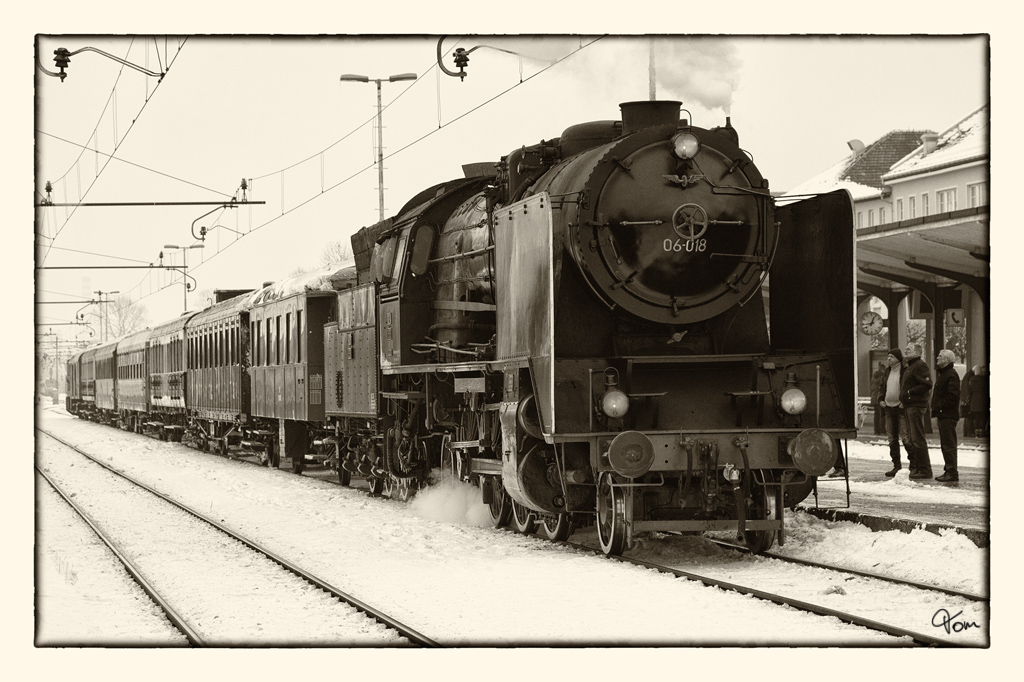 eleznika postaja Ljubljana - SZ 06-018 Borsig (Bj 1930), bei einem Halt mit dem Sonderzug 16155 (Marburg-Koper) in der slowenischen Hauptstadt. 
12.12.2012